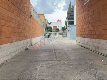 Inmueble comercial en venta, locales comercial, bodega y salón de eventos.