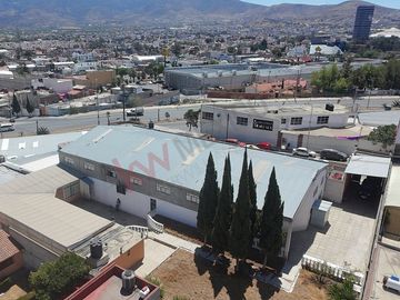 Inmueble comercial en venta, locales comercial, bodega y salón de eventos.
