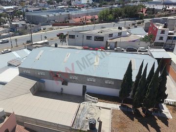 Inmueble comercial en venta, locales comercial, bodega y salón de eventos.