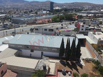 Inmueble comercial en venta, locales comercial, bodega y salón de eventos.