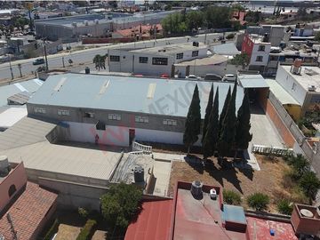 Inmueble comercial en venta, locales comercial, bodega y salón de eventos.