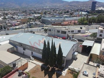 Inmueble comercial en venta, locales comercial, bodega y salón de eventos.