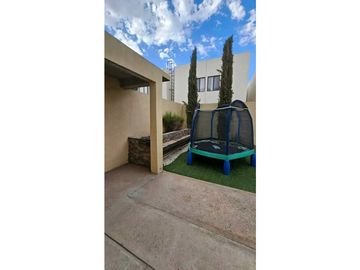 Casa moderna semi nueva en VENTA en Fracc. SANTA CLARA