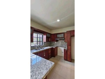 Casa moderna semi nueva en VENTA en Fracc. SANTA CLARA