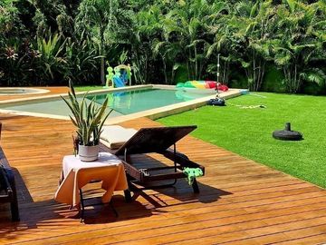 Casa con acción incluida en venta en privada en el Yucatán Country Club.