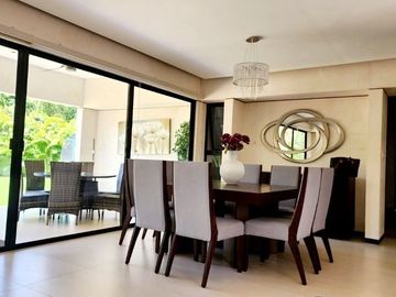 Casa con acción incluida en venta en privada en el Yucatán Country Club.