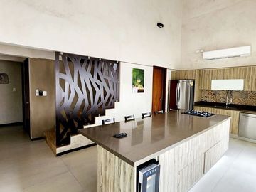 Casa con acción incluida en venta en privada en el Yucatán Country Club.
