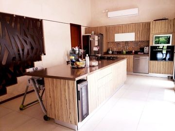 Casa con acción incluida en venta en privada en el Yucatán Country Club.