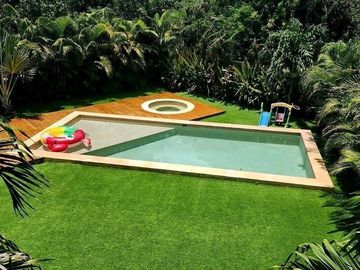 Casa con acción incluida en venta en privada en el Yucatán Country Club.