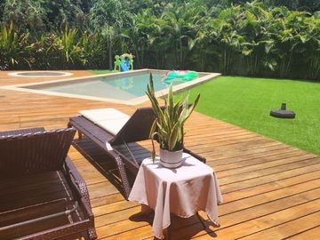 Casa con acción incluida en venta en privada en el Yucatán Country Club.