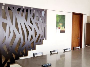 Casa con acción incluida en venta en privada en el Yucatán Country Club.