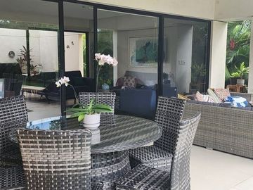 Casa con acción incluida en venta en privada en el Yucatán Country Club.