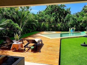 Casa con acción incluida en venta en privada en el Yucatán Country Club.