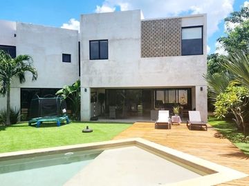 Casa con acción incluida en venta en privada en el Yucatán Country Club.