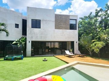 Casa con acción incluida en venta en privada en el Yucatán Country Club.