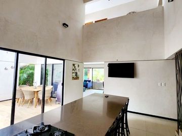 Casa con acción incluida en venta en privada en el Yucatán Country Club.