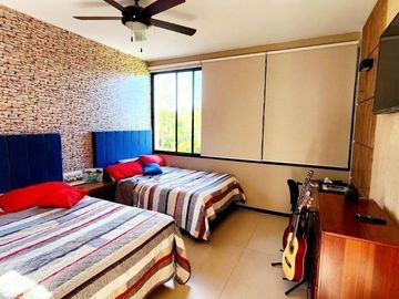 Casa con acción incluida en venta en privada en el Yucatán Country Club.