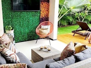 Casa con acción incluida en venta en privada en el Yucatán Country Club.