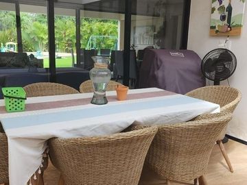 Casa con acción incluida en venta en privada en el Yucatán Country Club.