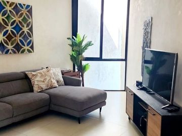 Casa con acción incluida en venta en privada en el Yucatán Country Club.