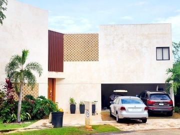 Casa con acción incluida en venta en privada en el Yucatán Country Club.