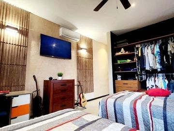 Casa con acción incluida en venta en privada en el Yucatán Country Club.