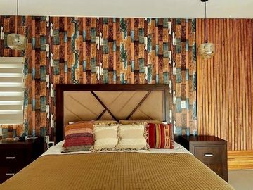 Casa con acción incluida en venta en privada en el Yucatán Country Club.