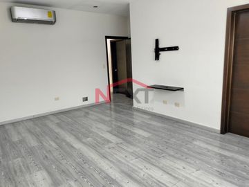 Casa en venta frente a parque en Privanzas del Campestre