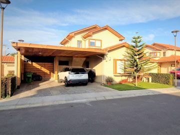 Venta de hermosa casa de dos pisos, en condominio exclusivo de 8 casas - La Cruz, Quillota.