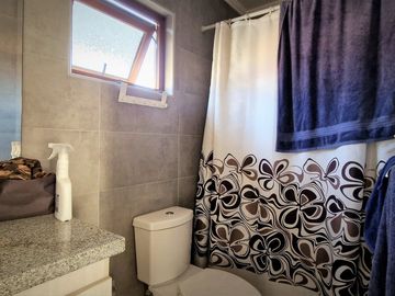 Venta de hermosa casa de dos pisos, en condominio exclusivo de 8 casas - La Cruz, Quillota.