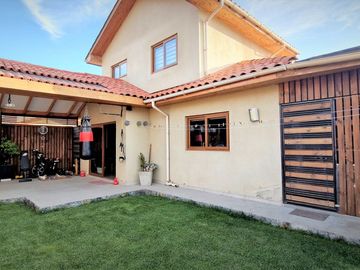 Venta de hermosa casa de dos pisos, en condominio exclusivo de 8 casas - La Cruz, Quillota.