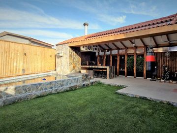 Venta de hermosa casa de dos pisos, en condominio exclusivo de 8 casas - La Cruz, Quillota.