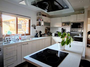 Venta de hermosa casa de dos pisos, en condominio exclusivo de 8 casas - La Cruz, Quillota.