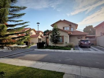 Venta de hermosa casa de dos pisos, en condominio exclusivo de 8 casas - La Cruz, Quillota.