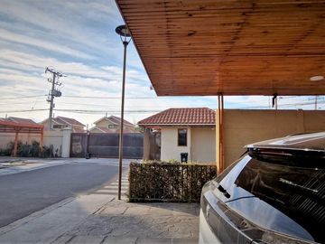 Venta de hermosa casa de dos pisos, en condominio exclusivo de 8 casas - La Cruz, Quillota.