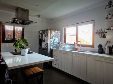 Venta de hermosa casa de dos pisos, en condominio exclusivo de 8 casas - La Cruz, Quillota.