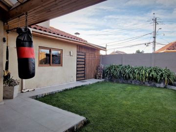 Venta de hermosa casa de dos pisos, en condominio exclusivo de 8 casas - La Cruz, Quillota.