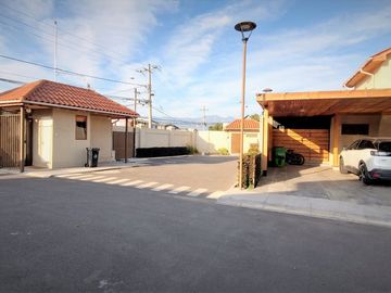 Venta de hermosa casa de dos pisos, en condominio exclusivo de 8 casas - La Cruz, Quillota.