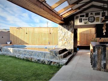 Venta de hermosa casa de dos pisos, en condominio exclusivo de 8 casas - La Cruz, Quillota.