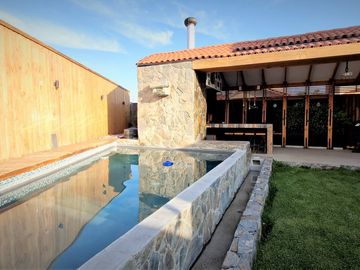 Venta de hermosa casa de dos pisos, en condominio exclusivo de 8 casas - La Cruz, Quillota.