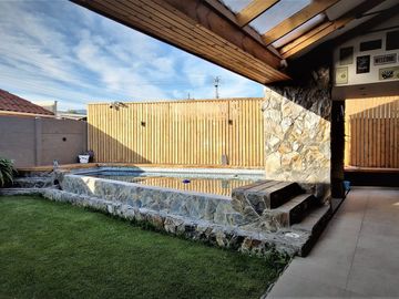 Venta de hermosa casa de dos pisos, en condominio exclusivo de 8 casas - La Cruz, Quillota.
