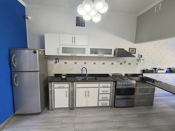 Casa en  venta 3 ambientes con parque piscina y quincho, Berazategui centro