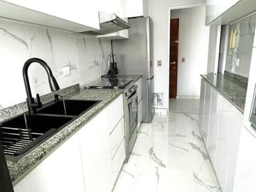 REMODELADO, COCINA ULTRA.-MODERNA, c/PISCINA, GYM, y FRENTE al HOTEL ALOFT