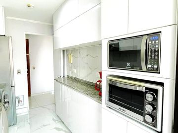 REMODELADO, COCINA ULTRA.-MODERNA, c/PISCINA, GYM, y FRENTE al HOTEL ALOFT
