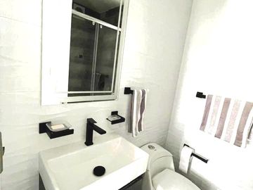 REMODELADO, COCINA ULTRA.-MODERNA, c/PISCINA, GYM, y FRENTE al HOTEL ALOFT