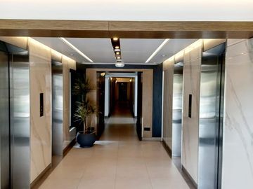 REMODELADO, COCINA ULTRA.-MODERNA, c/PISCINA, GYM, y FRENTE al HOTEL ALOFT