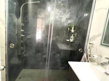 REMODELADO, COCINA ULTRA.-MODERNA, c/PISCINA, GYM, y FRENTE al HOTEL ALOFT