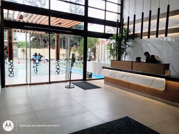 REMODELADO, COCINA ULTRA.-MODERNA, c/PISCINA, GYM, y FRENTE al HOTEL ALOFT