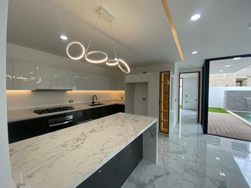 CASA EN VENTA EN VIA CUMBRES
