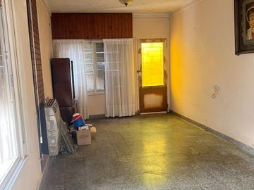 Casa Interna en venta de 2 D 2 B patio Nicaragua al 1000 Bº UNS U$S 65.000